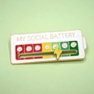 Rechthoekige button in de vorm van een batterij. Bovenaan staat My social battery. Daaronder staan smileys, van rood en ongelukkig, naar groen en gelukkig. Met een schuifje kun je aangeven hoe vol je batterij nog zit.