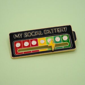 Button van goud metaal met zwart emaille. Bovenaan staat My social battery. Met een schuifje kun je aangeven hoe vol je sociale batterij nog zit.
