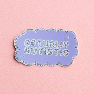 Paarse sticker met glitter en de tekst Actually Autistic van Bussel United