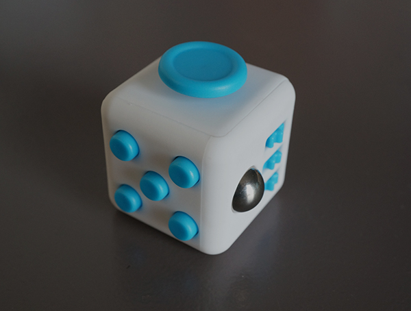 fidget cube, fidget, cube, friemelen, stimming, blauw, wit, nep, namaak, aliexpress