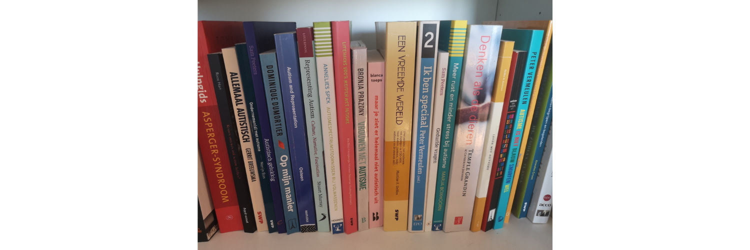 Foto van mijn boekenkast met non-fictieboeken over autisme erin