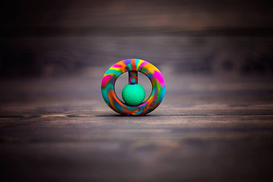 Foto van een Chewigem Hand Fidget in regenboogkleur