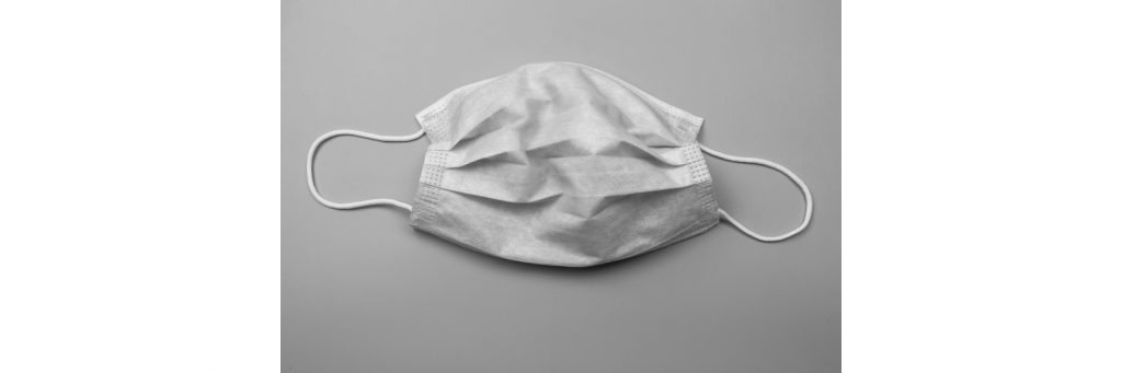 Foto van een wit, wegwerpbaar mondkapje