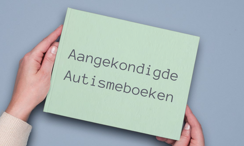 Twee handen die een boek vasthouden in de huiskleur van A-typist, met daarop de tekst: Aangekondigde Autismeboeken