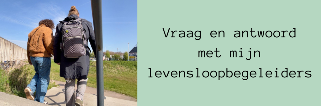 Links een foto van mij en één van mijn begeleiders die samen aan het wandelen zijn en een trap aflopen. Rechts de tekst: vraag en antwoord met mijn levensloopbegeleiders.